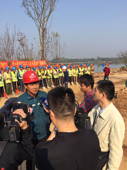 東湖綠道二期建設者 積極學習貫徹十九大精神2_副本.jpg